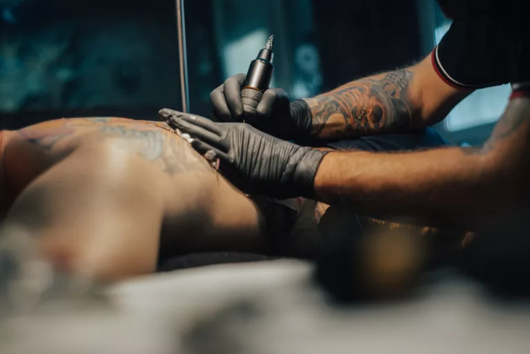 Tatouages et risques de cancer : une étude suédoise met en garde