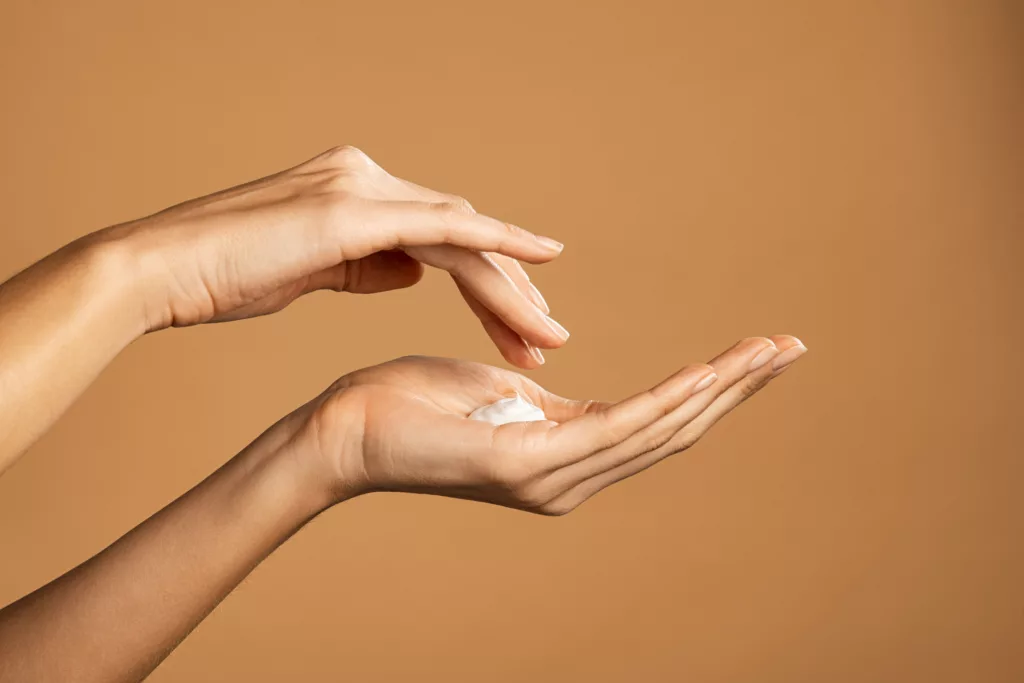 L&rsquo;importance de la crème solaire tout au long de l&rsquo;année : protection contre le cancer et le vieillissement