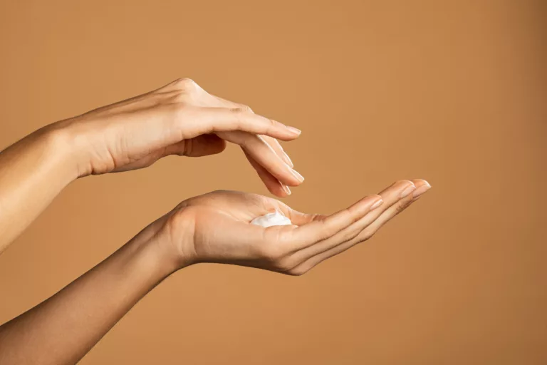 L&rsquo;importance de la crème solaire tout au long de l&rsquo;année : protection contre le cancer et le vieillissement
